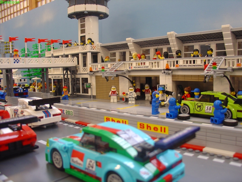 Illustration for article titled This Lego diorama puts the official theme to shame